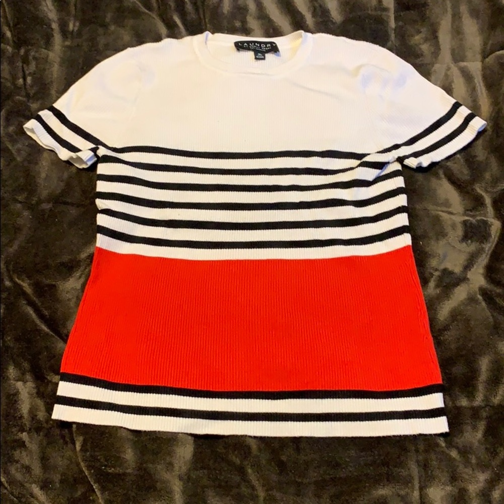 Super cute slightly form fitting shirt